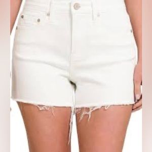 New Women’s white raw hem mid high rise casual jean shorts, size 8